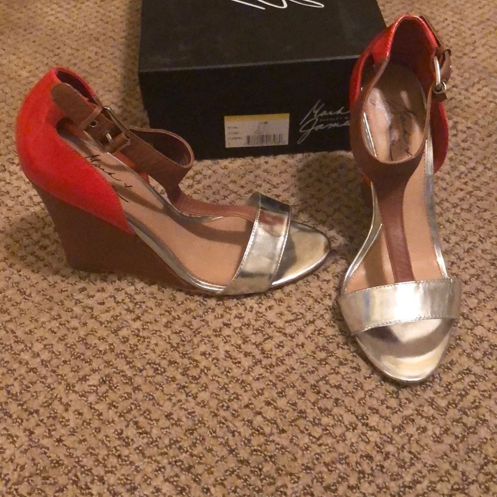 Badgley Mischka Nyomi Wedge